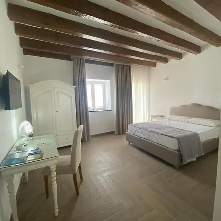 Il Ritrovo Dei Poeti לינה וארוחת בוקר 4*